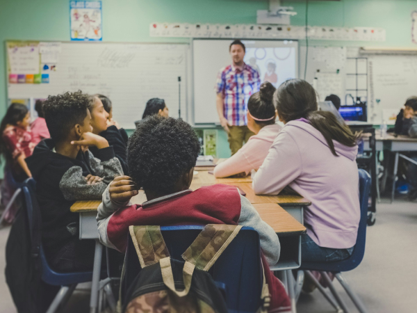 Sala de aula com uma aula a decorrer